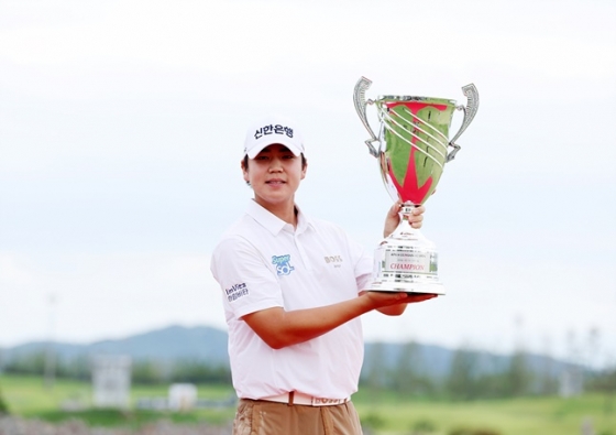 장유빈이 14일 KPGA 투어 군산CC 오픈에서 우승을 차지하고 트로피를 들어올리고 있다. /사진=KPGA 제공