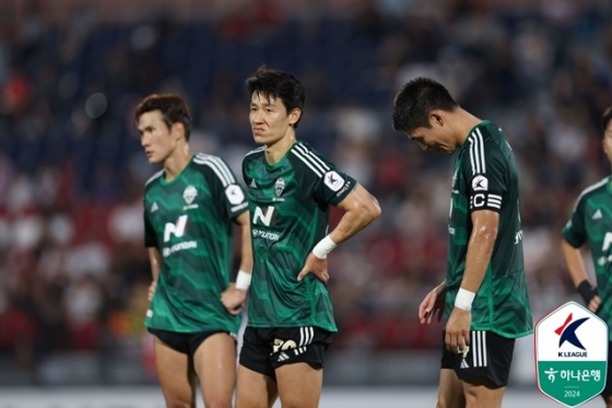 고개 숙인 전북현대 선수들. /사진=한국프로축구연맹 제공