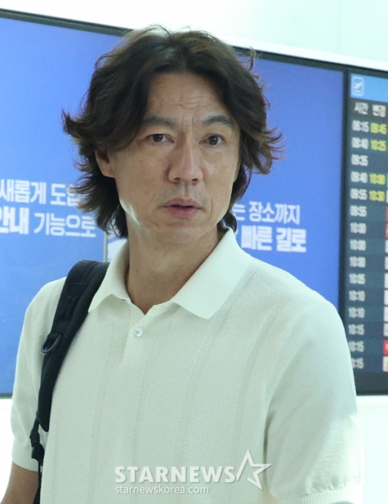 [포토] 홍명보 '논란 속 출국'