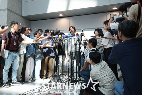 홍명보 감독이 출국에 앞서 취재진과 일문일답을 진행하고 있다. /사진=김진경 대기자