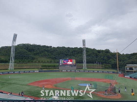 16일 롯데 자이언츠와 두산 베어스의 경기가 열리는 울산 문수야구장 전경. /사진=양정웅 기자 