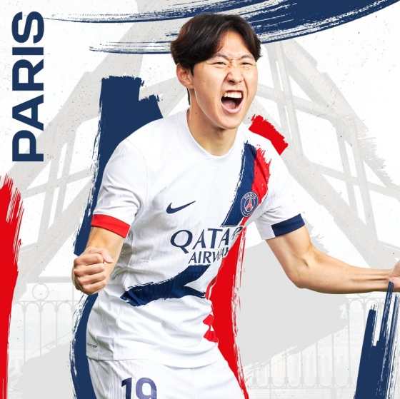 2024~2025시즌 원정 유니폼을 입고 포효하는 이강인. /사진=파리 생제르망(PSG) 공식 사회관계망서비스(SNS)