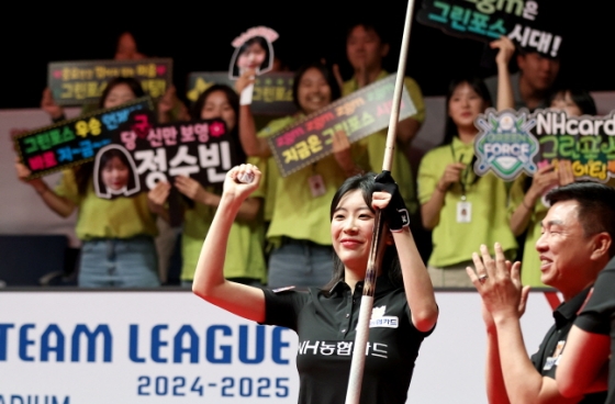 경기를 마무리 지은 정수빈(왼쪽)이 세리머니를 하고 있다. /사진=PBA 투어 제공