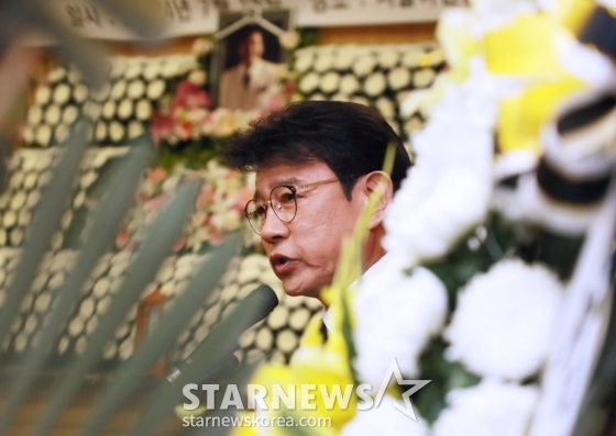 수년간 투병 생활 끝에 별세한 가수 故 현철(본명 강상수) 영결식이 18일 오전 서울 송파구 풍납동 서울아산병원 장례식장에서 진행된 가운데 동료가수 설운도가 애도사를 하고 있다. /2024.07.18 /사진=이동훈