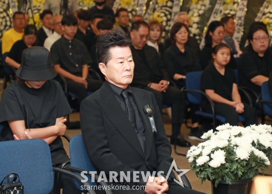 수년간 투병 생활 끝에 별세한 가수 故 현철(본명 강상수) 영결식이 18일 오전 서울 송파구 풍납동 서울아산병원 장례식장에서 진행된 가운데 동료가수 태진아가 슬품에 잠겨 있다. /2024.07.18 /사진=이동훈