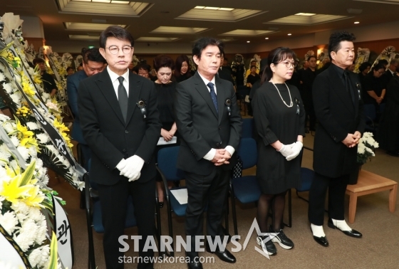 수년간 투병 생활 끝에 별세한 가수 故 현철(본명 강상수) 영결식이 18일 오전 서울 송파구 풍납동 서울아산병원 장례식장에서 진행된 가운데 동료가수 설운도, 배일호, 태진아 등이 애도하고 있다. /2024.07.18 /사진=이동훈