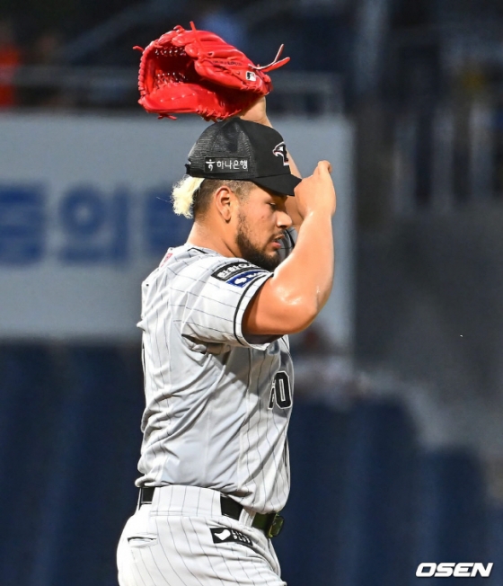 한화 이글스 하이메 바리아가 17일 NC 다이노스전에서 실점 후 아쉬워하고 있다.