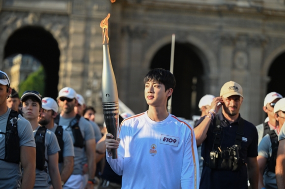 방탄소년단 진_2024 파리 하계 올림픽 성화봉송 : Paris 2024 /사진제공= Cedric Bufkens / Sipa Press