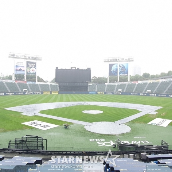 18일 SSG 랜더스와 LG 트윈스의 2024 KBO 신한은행 SOL 뱅크 KBO 리그 정규시즌 경기가 열릴 예정인 잠실야구장. 많은 비로 인해 테이블과 좌석이 젖어 있다. /사진=김동윤 기자