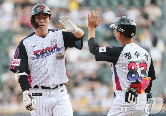 19일 오후 서울 송파구 잠실야구장에서 열린 프로야구 '2024 신한 SOL 뱅크 KBO리그' 두산 베어스와 LG 트윈스의 경기, LG 홍창기(왼쪽)가 1회말 선두타자로 나와 안타를 친 뒤 정수성 코치와 하이파이브를 하고 있다. /사진=뉴스1 