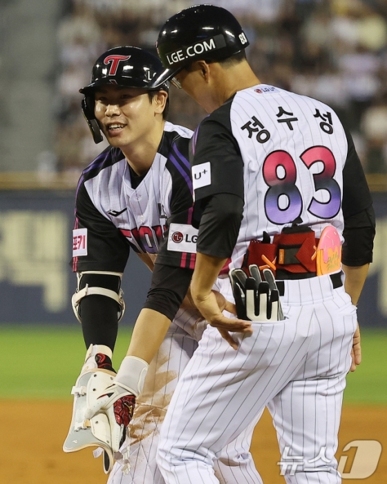  19일 오후 서울 송파구 잠실야구장에서 열린 프로야구 '2024 신한 SOL 뱅크 KBO리그' 두산 베어스와 LG 트윈스의 경기, LG 홍창기(왼쪽)가 4회말 무사 만루에서 동점 2타점 적시타를 친 뒤 환하게 웃고 있다. /사진=뉴스1