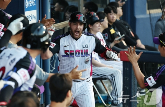  19일 오후 서울 송파구 잠실야구장에서 열린 프로야구 '2024 신한 SOL 뱅크 KBO리그' 두산 베어스와 LG 트윈스의 경기, LG 오스틴이 3회말 1사 솔로홈런을 친 뒤 더그아웃에서 동료들과 기쁨을 나누고 있다.