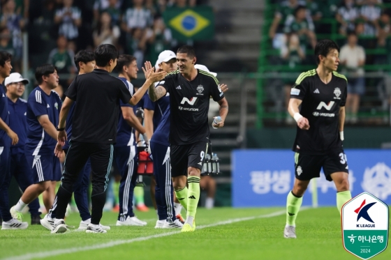 티아고(가운데) 선제골을 넣고 동료들과 기뻐하고 있다. /사진=한국프로축구연맹 제공