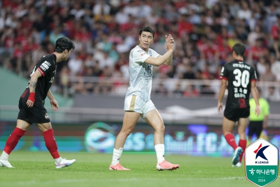 유강현(가운데). /사진=한국프로축구연맹 제공