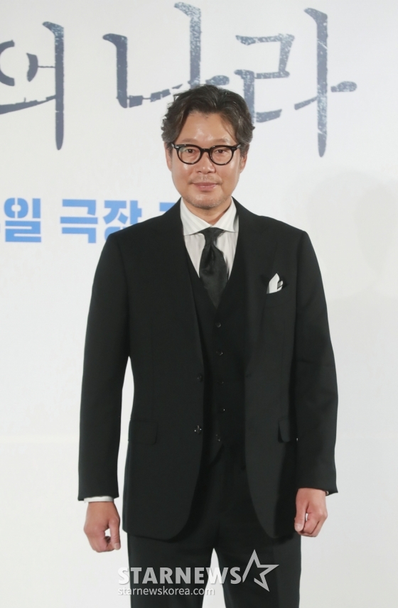 배우 유재명이 22일 오전 서울 롯데시네마 건대입구점에서 진행된 영화 '행복의 나라' 제작발표회에 참석해 포즈를 취하고 있다. /2024.07.22 /사진=이동훈