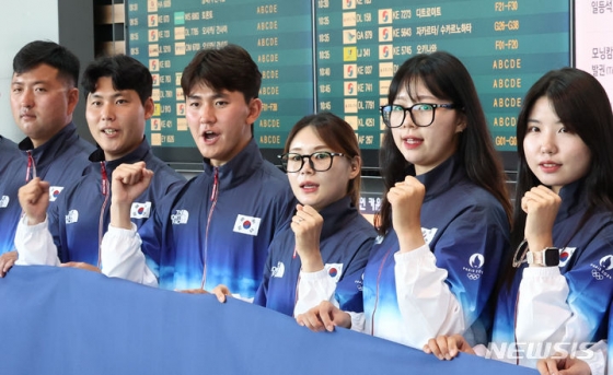 한국 양궁 국가대표 (왼쪽부터) 김우진, 이우석, 김제덕, 전훈영, 임시현, 남수현이 지난 16일 인천국제공항 제2여객터미널에서 출국 전 기념촬영을 하고 있다. /사진=뉴시스