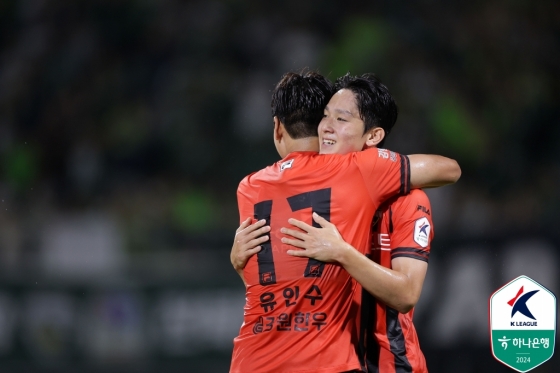 유인수(왼쪽)와 양민혁. /사진=한국프로축구연맹 제공