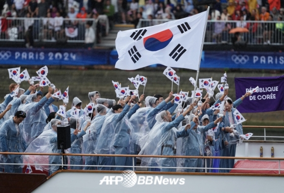  대한민국 선수단이 27일(한국 시간) 2024 파리 올림픽 개회식이 열린 프랑스 파리 센강에서 보트를 탄 채 수상 행진을 하고 있다. /AFPBBNews=뉴스1 