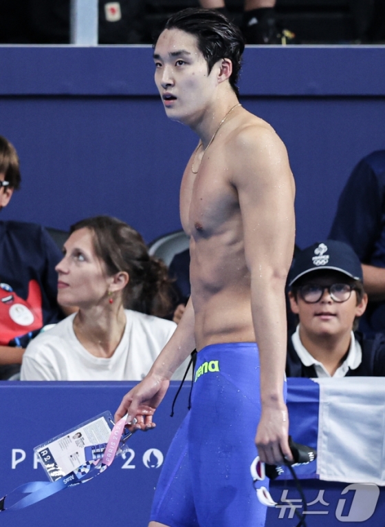 대한민국 수영대표팀 김우민이 27일(한국시간) 프랑스 파리 라데팡스에서 열린 남자 400M 자유형 예선 경기를 마친 후 경기장을 나서고 있다. /사진=뉴스1