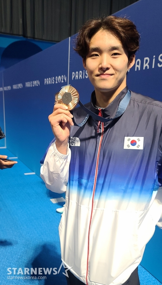 김우민이 28일(한국 시각) 2024 파리 올림픽 남자 수영 자유형 400m에서 값진 동메달을 따낸 뒤 믹스트존에서 취재진과 인터뷰에 임하고 있다.