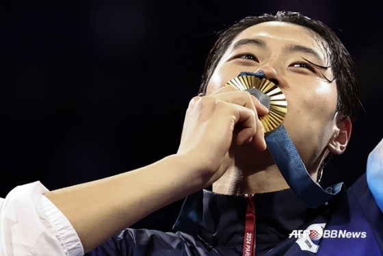 오상욱이 28일(한국시간) 프랑스 파리 그랑 팔레에서 열린 파리 올림픽 펜싱 남자 사브르 개인전 결승에서 금메달을 목에 건 후 세리머니를 하고 있다. /AFPBBNews=뉴스1