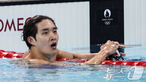 김우민이 28일(한국시간) 프랑스 파리 라데팡스에서 열린 남자 400m 자유형 결승 경기를 마친 후 기록을 확인하고 있다. /사진=뉴스1 제공