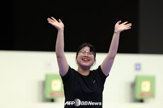 오예진이 28일 사격 여자 공기권총 10m에서 우승을 차지한 뒤 환하게 웃고 있다. /AFPBBNews=뉴스1