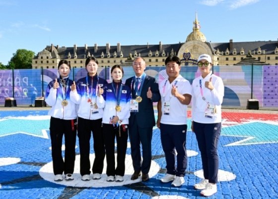 현대차그룹 정의선 회장이 여자 양궁 단체 국가대표 선수들(왼쪽부터 남수현, 임시현, 전훈영), 코치진(왼쪽부터 양창훈 감독, 김문정 코치)과 기념 촬영하는 모습