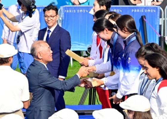 정의선(왼쪽 2번째) 현대자동차그룹 회장이 28일(현지시간) 여자 양궁 단체전 시상식에서 선수들에게 시상을 하고 있다.  /사진=대한양궁협회 제공