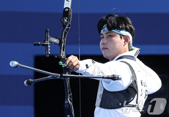 대한민국 양궁 대표팀의 이우석이 30일(한국시간) 프랑스 파리 앵발리드에서 열린 2024 파리올림픽 양궁 남자 단체전 결승 프랑스와 경기에서 활을 쏘고 있다. /사진=뉴스1 제공