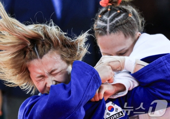 한국 유도 대표팀의 김지수가 30일(한국시간) 프랑스 파리 샹드마르스 아레나에서 열린 2024 파리 올림픽 유도 여자 63㎏급 16강전에서 조안 반 리스하우트(네덜란드)에게 업어치기를 시도하고 있다. /사진=뉴스1 제공