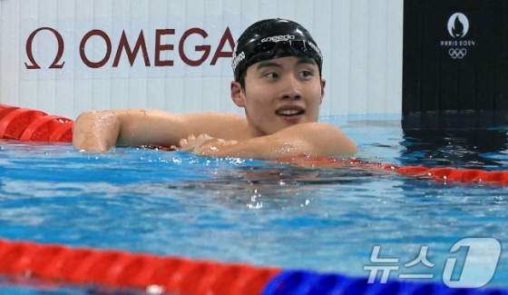 황선우가 29일(한국시간) 프랑스 파리 라 데팡스 아레나에서 열린 남자 200m 자유형 준결승 경기 후 기록을 확인하고 있다. /사진=뉴스1 제공