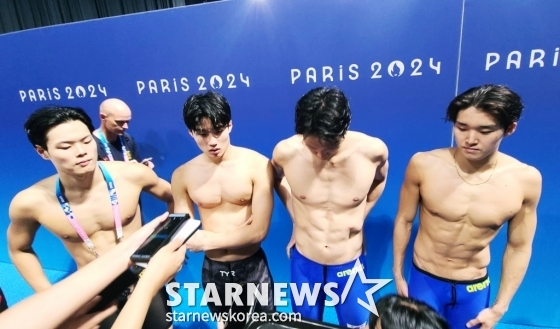 (왼쪽부터) 이호준, 황선우, 양재훈, 김우민이 31일(한국 시각) 계영 800m 경기를 마친 뒤 믹스트존 인터뷰에서 착잡한 표정을 짓고 있다. /사진=김우종 기자