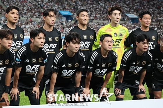  '2024 쿠팡플레이 시리즈' 팀 K리그 대 토트넘 홋스퍼(Tottenham Hotspur) 경기가 31일 오후 서울월드컵경기장에서 열렸다.  주민구, 양민혁을 비롯한 팀 K리그 선수들이 경기 전 기념촬영을 하고 있다.  /사진=김진경 대기자