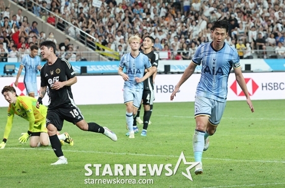  '2024 쿠팡플레이 시리즈' 팀 K리그 대 토트넘 홋스퍼(Tottenham Hotspur) 경기가 31일 오후 서울월드컵경기장에서 열렸다.  토트넘 손흥민이 세 번 째 골을 터뜨린 후 환호하고 있다.  /사진=김진경 대기자