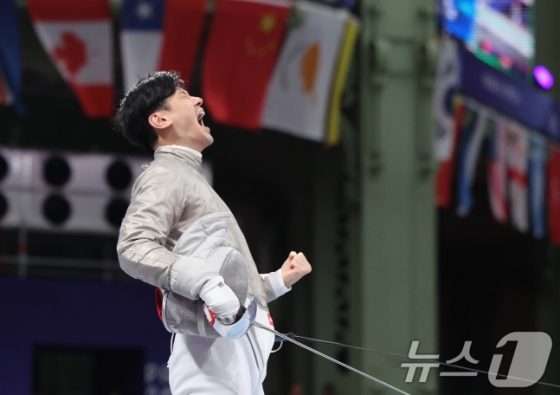 대한민국 펜싱 대표팀 구본길이 31일(한국시간) 프랑스 파리 그랑 팔레에서 열린 2024 파리올림픽 펜싱 남자 사브르 단체 4강 프랑스와의 경기에서 득점에 기뻐하고 있다. /사진=뉴스1