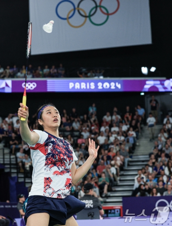 안세영이 지난 7월 28일(한국시간) 프랑스 파리 라 샤펠 아레나에서 열린 2024 파리올림픽 배드민턴 여자 단식 조별예선 불가리아의 칼로야나 날반토바와 경기하고 있다. /사진=뉴스1 제공