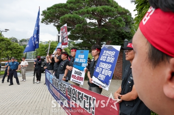 전국삼성전자노동조합이 1일 이재용 삼성전자 회장 자택 앞에서 파업 해결 촉구 기자회견을 하고 있다. /사진제공=뉴스1