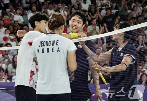 대한민국 배드민턴 대표팀 김원호, 정나은이 2일(한국시간) 프랑스 파리 라 샤펠 아레나에서 열린 배드민턴 혼합복식 준결승 대한민국 서승재, 채유정과의 경기에서 승리한 후 인사하고 있다.