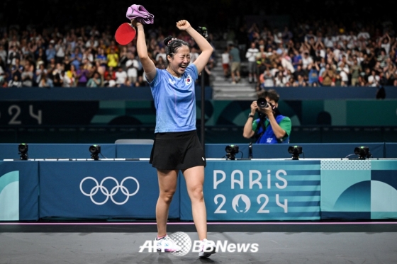 신유빈(세계랭킹 8위)은 1일(한국 시각) 프랑스 파리에 위치한 사우스 파리 아레나 4에서 열린 2024 파리 하계올림픽 탁구 여자 단식 8강전에서 열린 일본의 히라노 미우(세계랭킹 13위)와 꺾은 뒤 기뻐하고 있다. /AFPBBNews=뉴스1