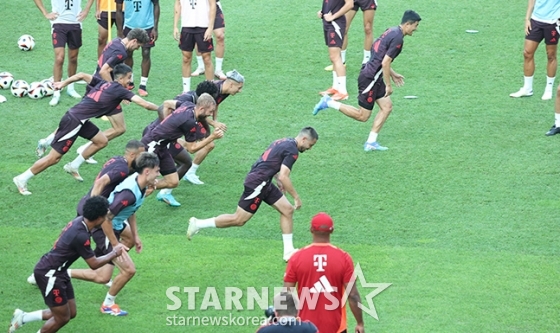 [포토] 김민재 '고국에선 당근 1등'