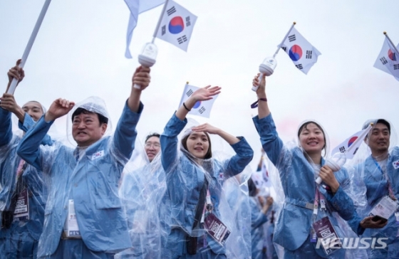 김서영(가운데)이 2024 파리 올림픽 개회식에서 한국 선수단의 기수로 나서 손을 흔들고 있다. /사진=뉴시스