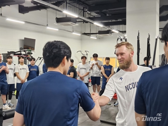 NC에 합류한 에릭 요키시가 4일 창원NC파크에서 선수단과 인사하고 있다. /사진=NC 다이노스 제공 