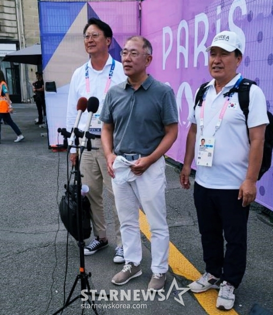 정의선(가운데) 현대자동차그룹 회장 겸 대한양궁협회장이 4일(한국 시각) 프랑스 파리의 앵발리드 앞에서 취재진과 인터뷰에 임하고 있다. /사진=김우종 기자