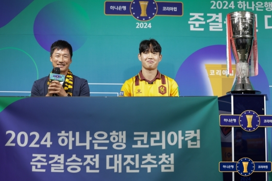 이정효(왼쪽) 감독과 정호연. /사진=대한축구협회(KFA) 제공