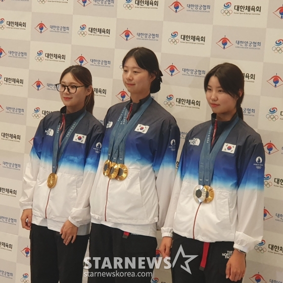 2024 파리 올림픽 양궁 전 종목을 석권한 대한민국 남자 대표팀 김우진, 이우석, 김제덕(왼쪽부터)이 6일 인천국제공항을 통해 입국해 사진 촬영에 임하고 있다. /사진=김동윤 기자 