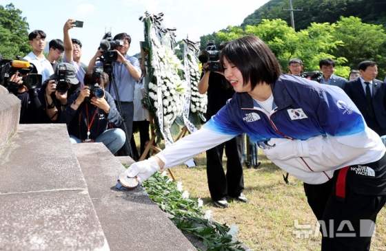 허미미가 6일 오전 대구 군위군 삼국유사면 화수리에 조성된 독립운동가 현조부 허석 의사 기적비에 메달을 올려두고 있다. /사진=뉴시스