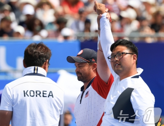 김우진(오른쪽)과 엘리슨이 지난 4일(현지시간) 개인전 결승을 마친 뒤 손을 맞잡고 있다. /사진=뉴스1