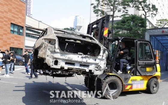 5일 오후 인천 서구 청라동 한 아파트 지하주차장에서 화재가 발생해 전소된 벤츠 전기차가 지게차로 옮겨지고 있다. /사진제공=뉴시스