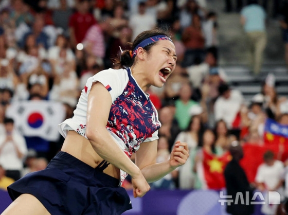  안세영이 5일(현지시각) 프랑스 파리 아레나 포르트 드 라샤펠에서 열린 2024 파리 올림픽 배드민턴 여자 단식 결승전에서 금메달을 확정한 뒤 환호하고 있다. /사진=뉴시스